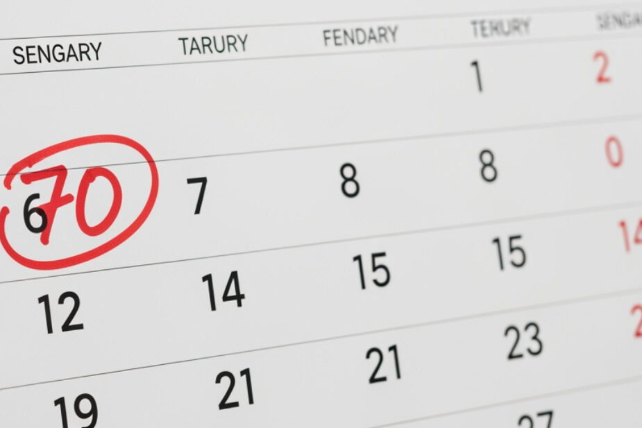 A calendar with the age 70 circled, highlighting the benefit of waiting